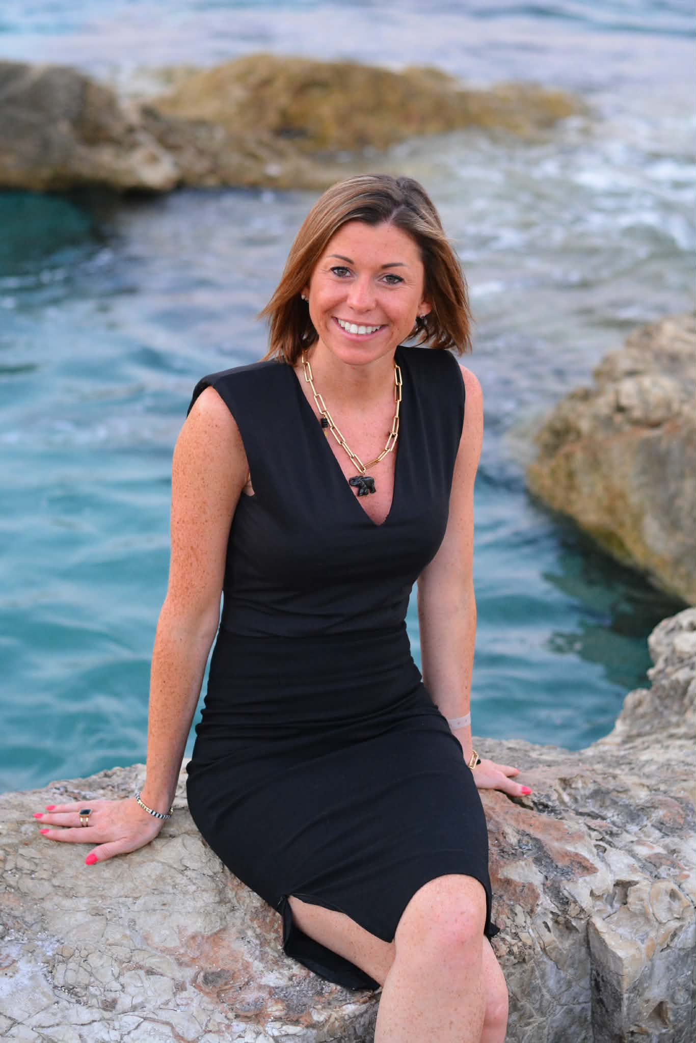 Julie Dupont assise près de la mer